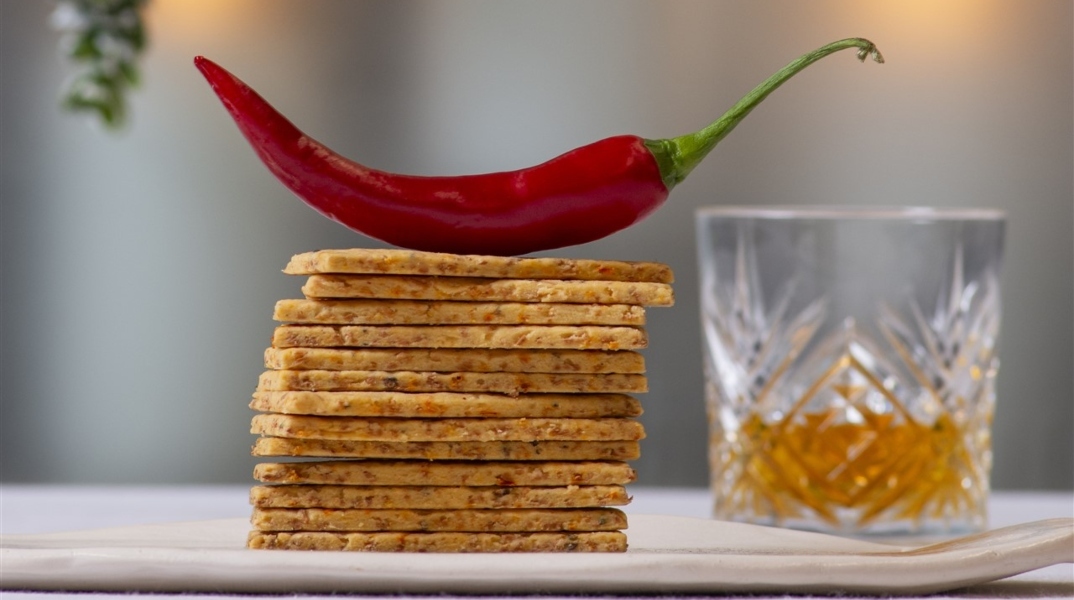 Κράκερ με σκληρό τυρί Δανίας και πιπεριά chilli 