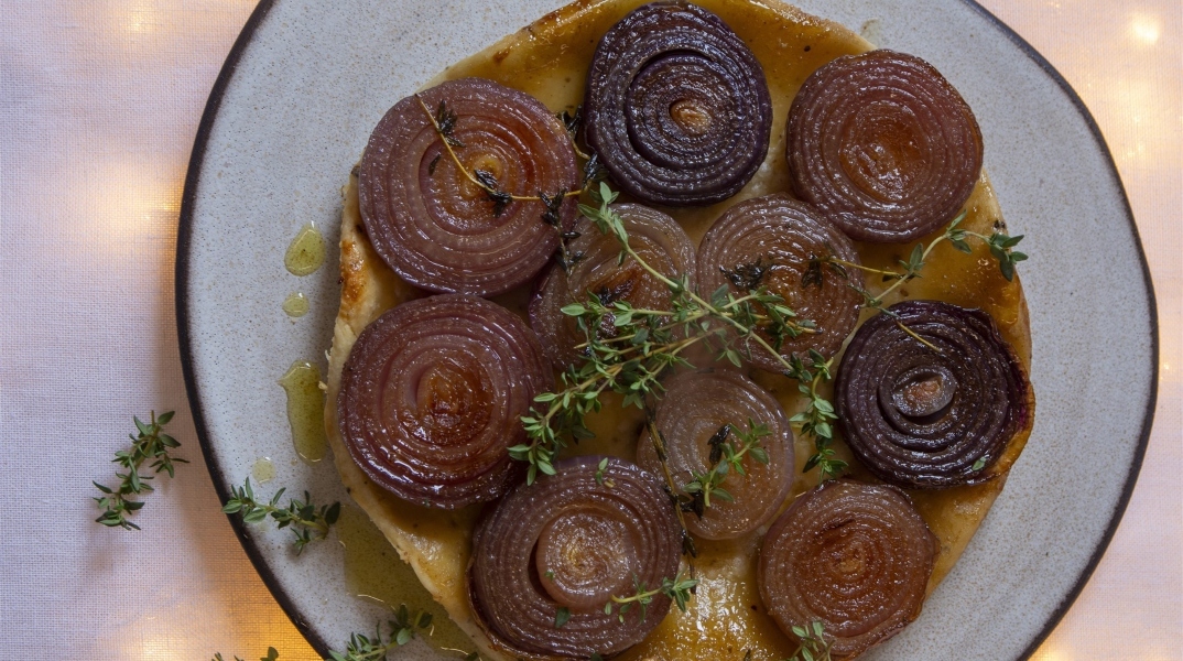 Tarte taten με κόκκινα κρεμμύδια