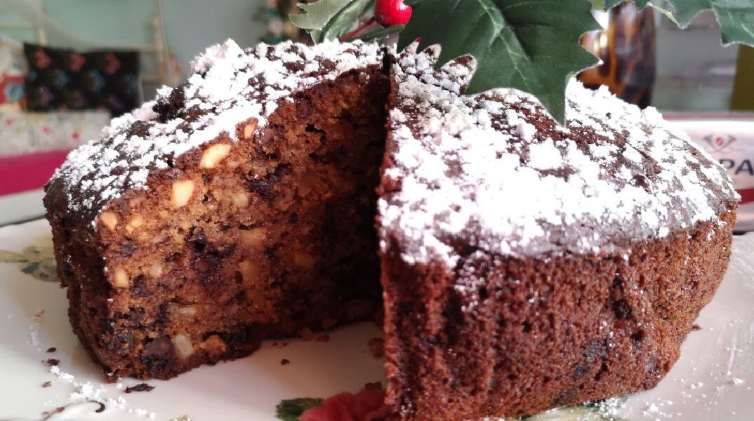 Κέικ με δύο σοκολάτες, ξηρούς καρπούς και δαμάσκηνα