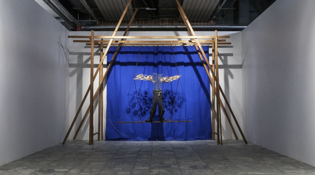 Βλάσης Κανιάρης, The Big Swing, 1974 Άποψη από την έκθεση Η υπέρβαση της Άβυσσος του ΝΕΟΝ στο Ωδείο Αθηνών 