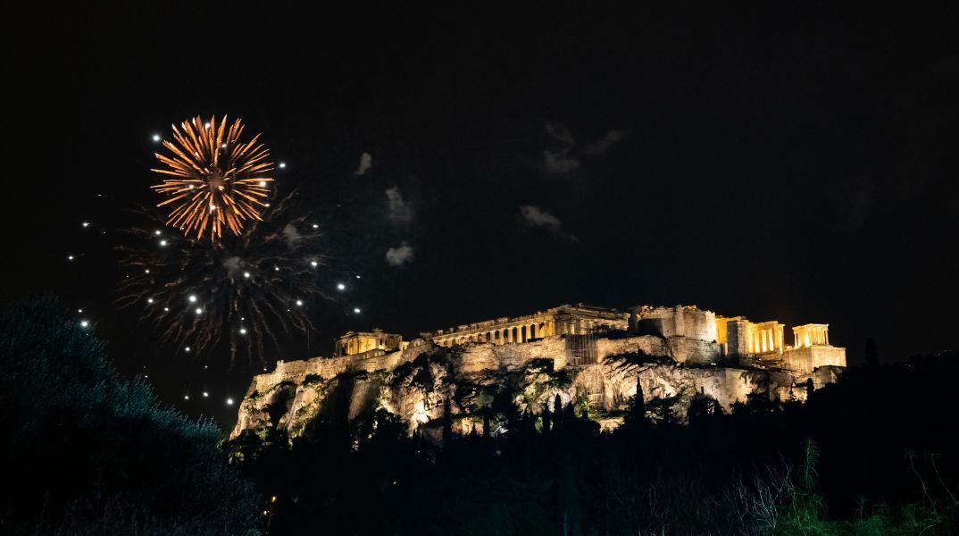 Δήμος Αθηναίων: Καλωσορίζει το 2024 με μια μεγάλη γιορτή στην καρδιά της πόλης παρέα με τον Νίκο Πορτοκάλογλου και τη Μαρίνα Σάττι. 