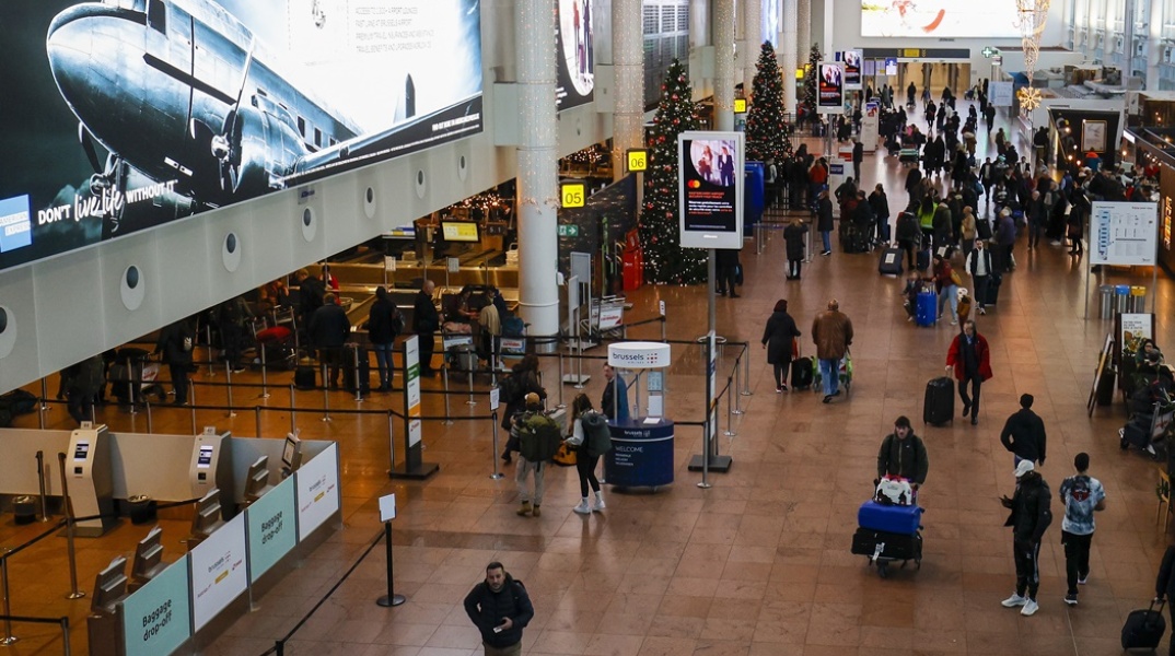 Ταξιδιώτες στο αεροδρόμιο των Βρυξελλών αναμένουν την αναχώρησή τους