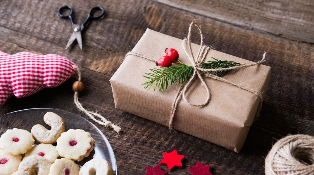 Ποιοι γιορτάζουν σήμερα 24 Δεκεμβρίου; Το εορτολόγιο της Athens Voice σου τους θυμίζει. Μην ξεχάσεις να τους δώσεις τις καλύτερες ευχές σου!