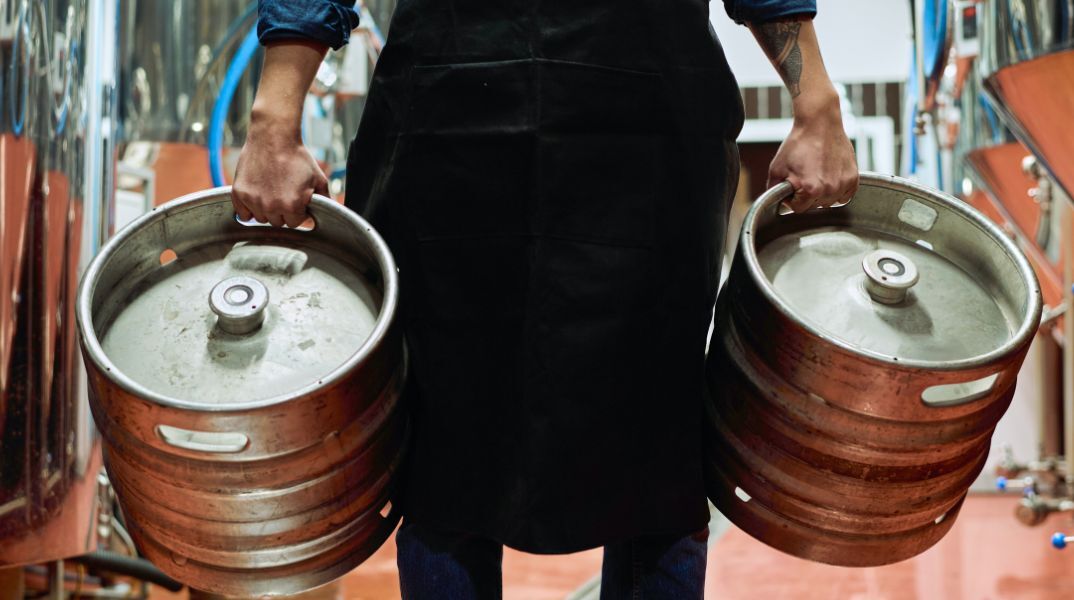 Γκάζι: Εντοπίστηκε παράνομο παρασκευαστήριο αλκοολούχων ποτών - Συνελήφθησαν δύο άτομα - Τι βρέθηκε στις έρευνες στο κατάστημα.