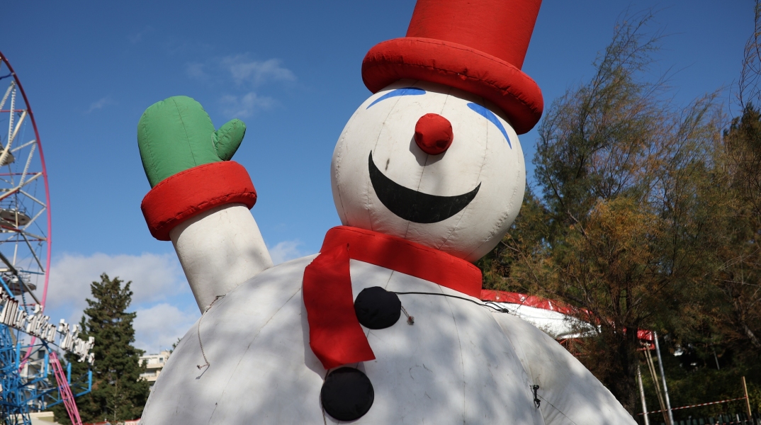 Χιονάνθρωπος φουσκωτός και αίθριος καιρός