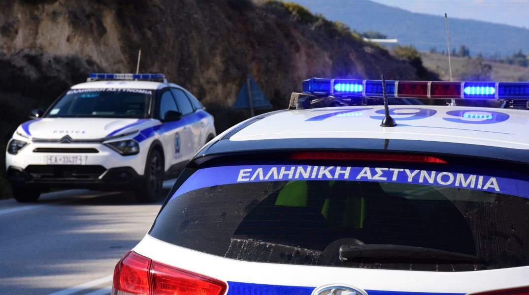 Έγκλημα στα Καλύβια: Κακοποιητική συμπεριφορά επικαλείται ο 16χρονος πατροκτόνος - Κατηγορείται για «ανθρωποκτονία με δόλο».