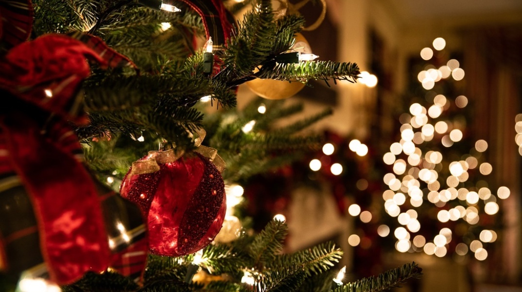 Χριστουγεννιάτικο δέντρο και μία μπαλίτσα του στο κέντρο της φωτογραφίας