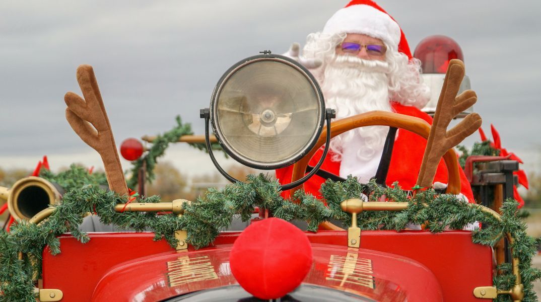 Ο Άγιος Βασίλης ξεκίνησε το ταξίδι του στον κόσμο με το έλκηθρο και τους ταράνδους