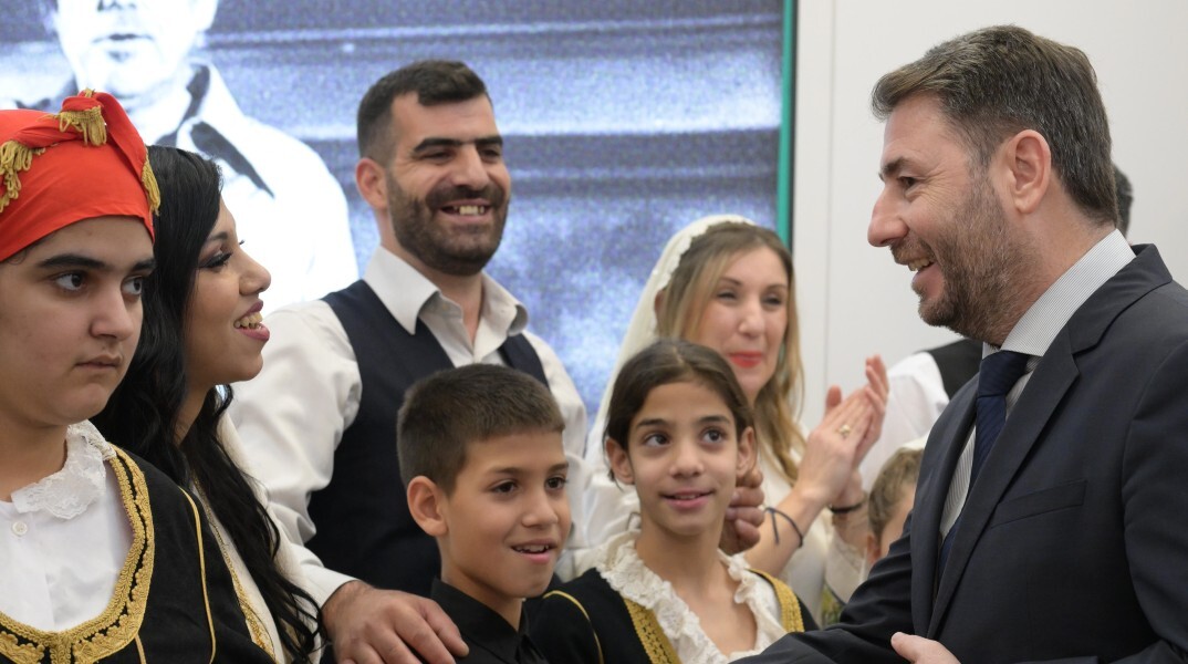 Άκουσε τα Κάλαντα από κρητικό χορευτικό όμιλο ο Νίκος Ανδρουλάκης