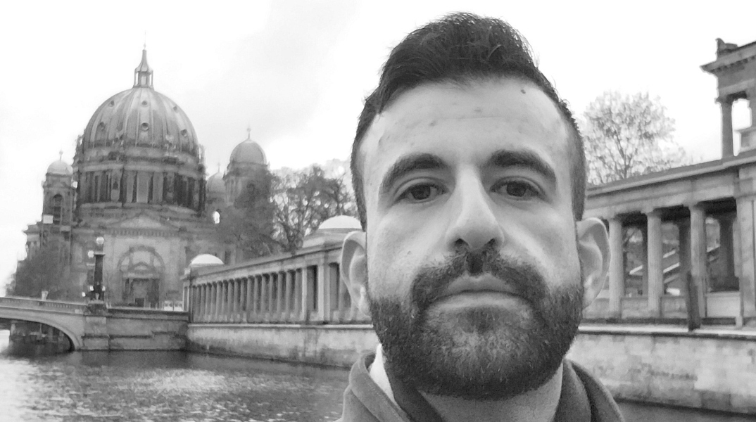 Ο νέος συγγραφέας Γιώργος Παναγή μιλάει για το πρώτο του μυθιστόρημα «Χωριό Ποτέμκιν» που κυκλοφορεί από τις εκδόσεις Τόπος.