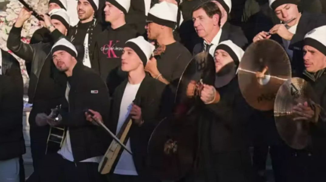 Οι παίκτες του ΠΑΟΚ τραγουδούν τα κάλαντα με guest τον Γεράσιμο Σκιαδαρέση 