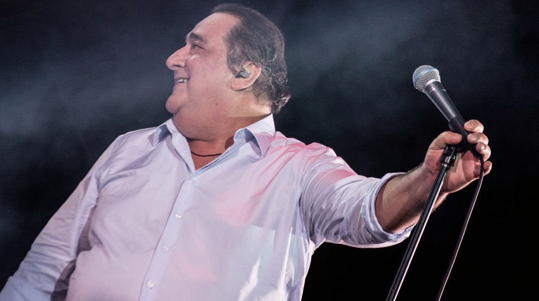 Το μήνυμα Μητσοτάκη για τον θάνατο του Β. Καρρά: «Μία γνήσια λαϊκή φωνή σίγησε»