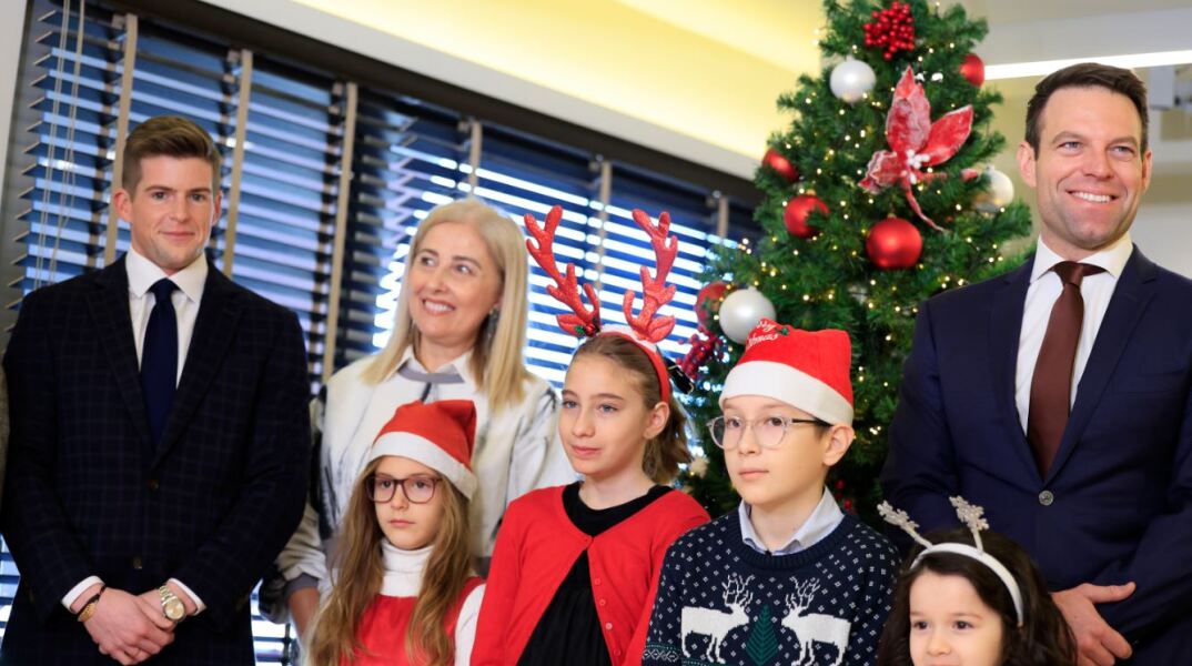 Άκουσε τα χριστουγεννιάτικα κάλαντα ο Στέφανος Κασσελάκης