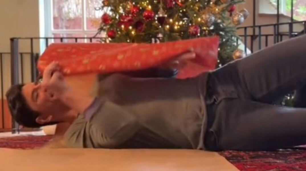 «Έτοιμο το δώρο της Κάτιας» - Το viral βίντεο του Σάκη Ρουβά που τυλίχθηκε με χαρτί περιτυλίγματος