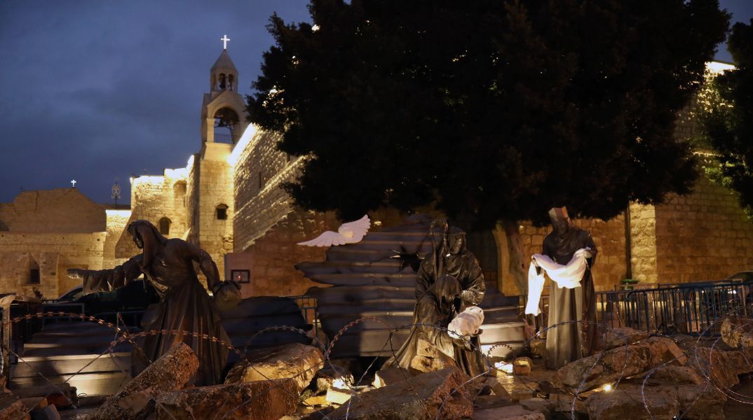 Μια φάτνη από ερείπια: Η Βηθλεέμ γιορτάζει «βουβά» τα Χριστούγεννα