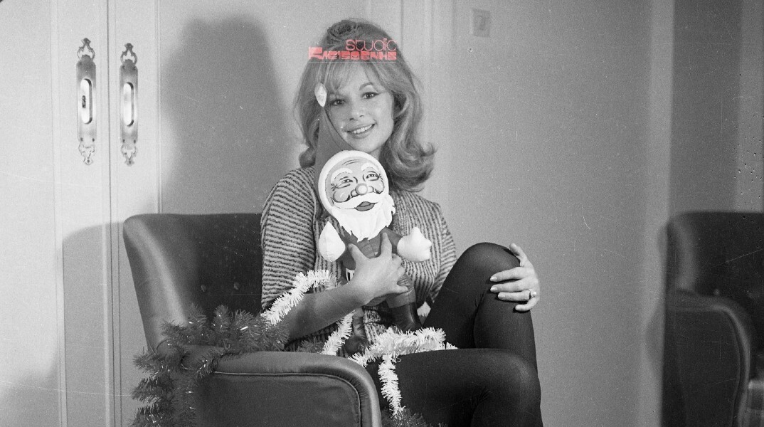 Η Αλίκη Βουγιουκλάκη σε αδημοσίευτη χριστουγεννιάτικη φωτογραφία