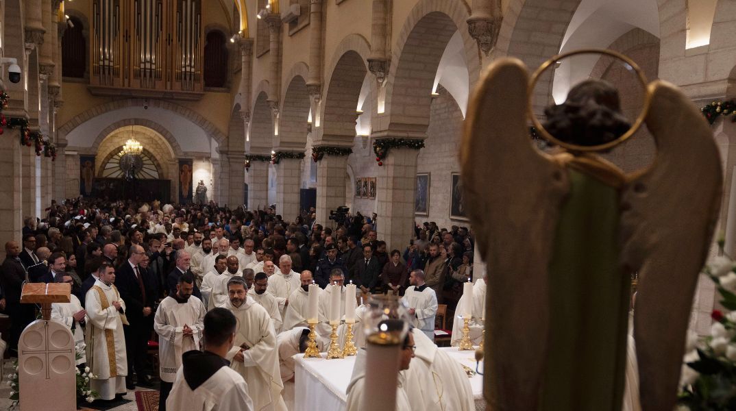 Χριστούγεννα: Η Βηθλεέμ πενθεί, η Ουκρανία συγχρονίζεται με τη Δύση