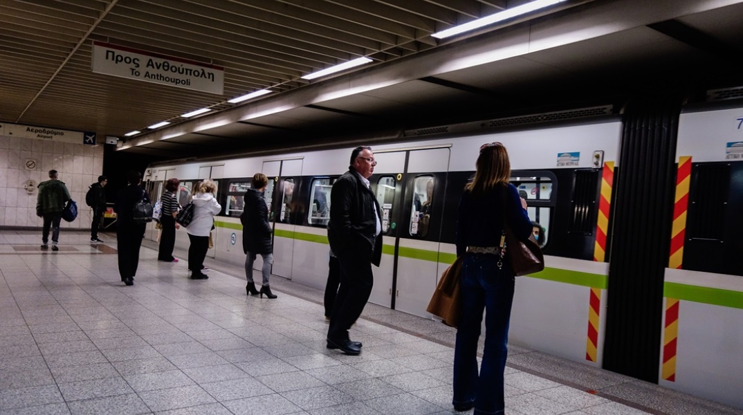 Επιβάτες μπροστά από συρμό του μετρό αναμένουν να επιβιβαστούν