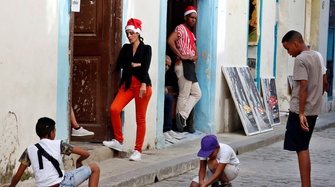 Χριστούγεννα στην Κούβα - Γυναίκα με σκουφάκι του Άγιου Βασίλη
