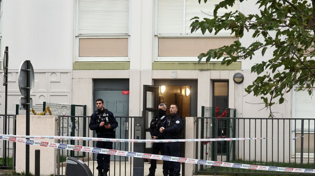  Οι αστυνομικοί ανακάλυψαν τα πτώματα την επομένη της βραδιάς των Χριστουγέννων να κείτονται σε διάφορα δωμάτια της κατοικίας.