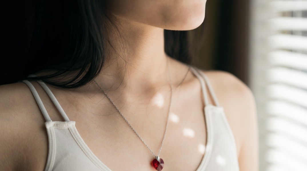 «Προγούλι» - διπλοσάγονο: Οι παράγοντες που συμβάλλουν στην εμφάνισή του και οι τρόποι αντιμετώπισης