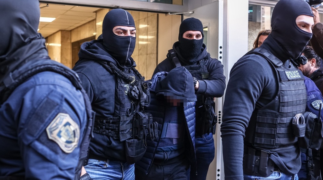 Ο 18χρονος συλληφθείς για την επίθεση στον 31χρονο αστυνομικό με ναυτική φωτοβολίδα