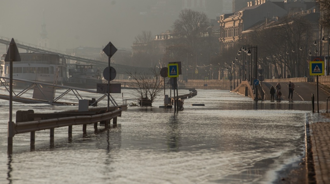 Νερά σε δρόμους της Βουδαπέστης μετά την υπερχείλιση του Δούναβη