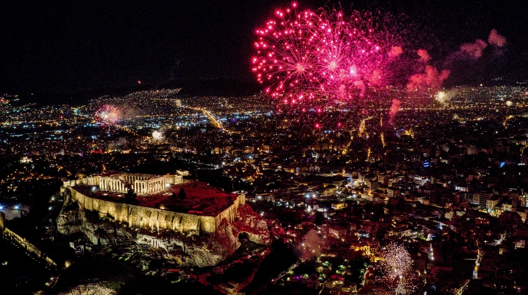 Πρωτοχρονιές με θέα την Αθήνα και τα λαμπιόνια της