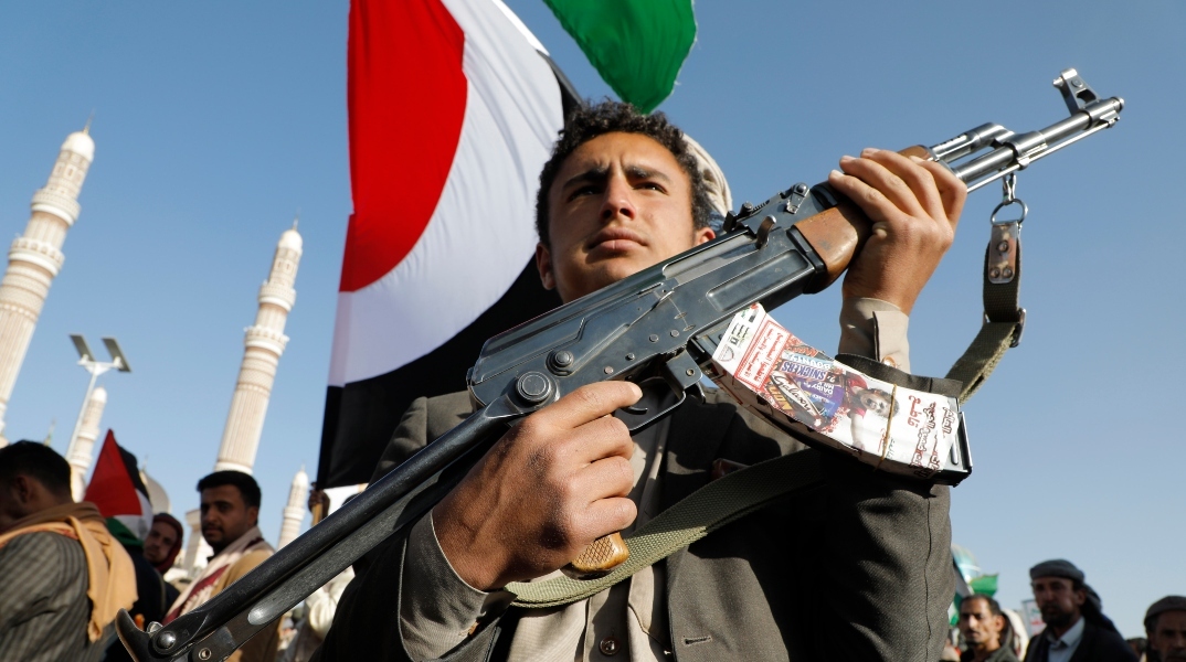 Χούτι: Το ισλαμιστικό κίνημα που απειλεί να καταστήσει τον πόλεμο στη Γάζα μεγάλη περιφερειακή σύρραξη