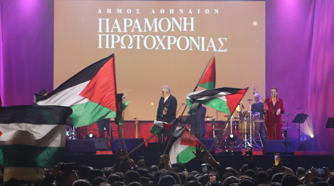 Ο Μάνος Βουλαρίνος σχολιάζει την υποδοχή του νέου χρόνου στην Πλατεία Συντάγματος, τις αντιδράσεις για τις παλαιστινιακές σημαίες και την εργαλειοποίηση της γιορτής.