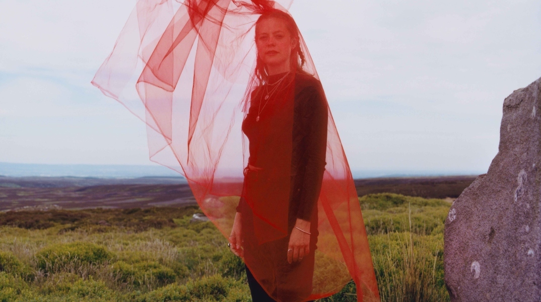 Η τραγουδίστρια και τραγουδοποιός Anna B Savage για τη μουσική και τη ζωή της πριν την πρώτη της αθηναϊκή συναυλία, το Σάββατο 13 Ιανουαρίου 2024 στο Temple.