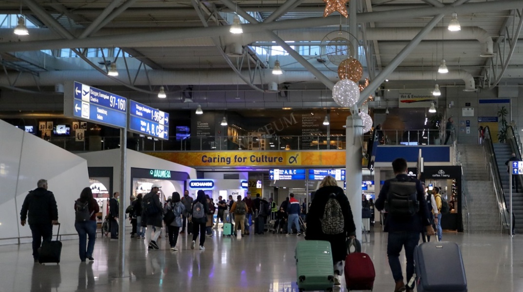 Επιβάτες με τις βαλίτσες ανά χείρας στο αεροδρόμιο «Ελευθέριος Βενιζέλος»