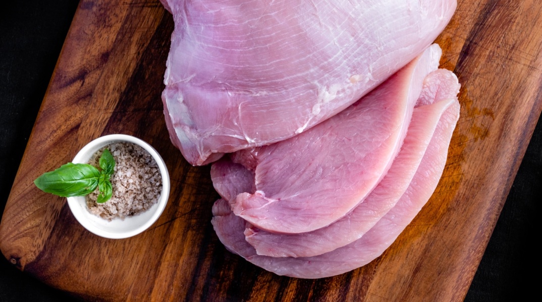 Κοτόπουλο φιλέτο πάνω σε ξύλο κοπής