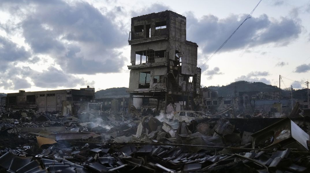 Μάχη με το χρόνο δίνουν οι διασώστες στην Ιαπωνία 