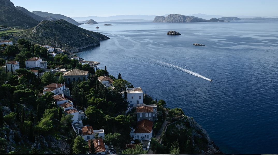 Με τοπικές βροχές και υψηλές θερμοκρασίες ο καιρός την Παρασκευή