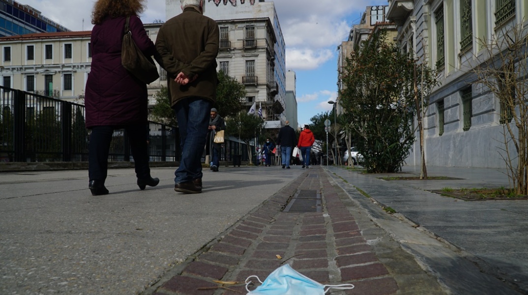 Μάσκα πεταμένη στο οδόστρωμα