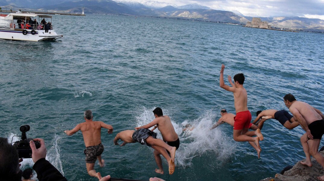 Πολίτες βουτούν στη θάλασσα για να πιάσουν τον σταυρό τα Θεοφάνια