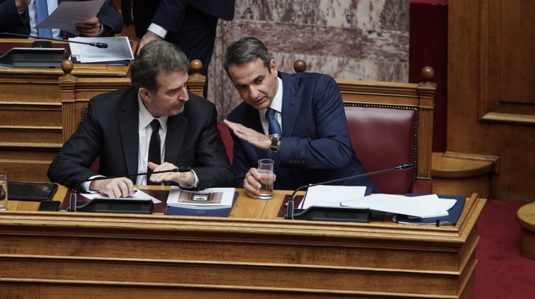 Οι κυβερνήσεις φεύγουνε μα ο Μιχάλης μένει…