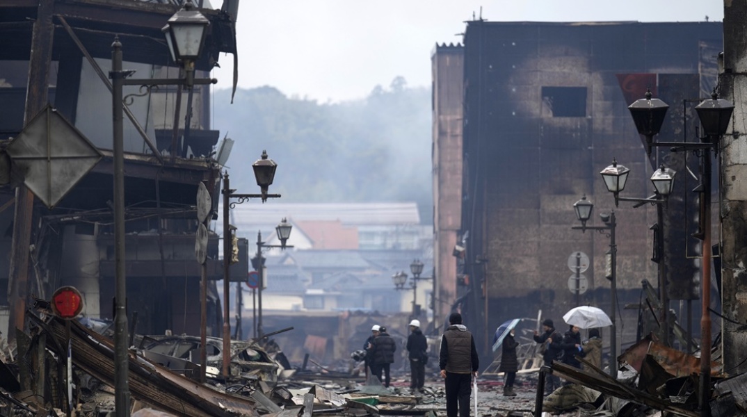 Κατεστραμμένα κτίρια από τον ισχυρό σεισμό στην Ιαπωνία