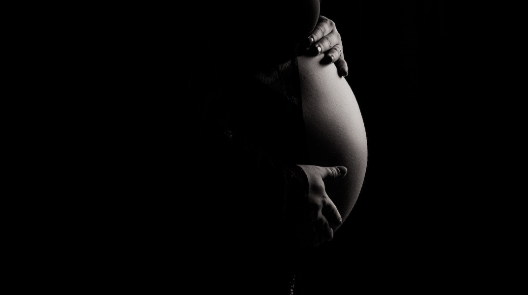 Έγκυος σε σκοτεινό δωμάτιο