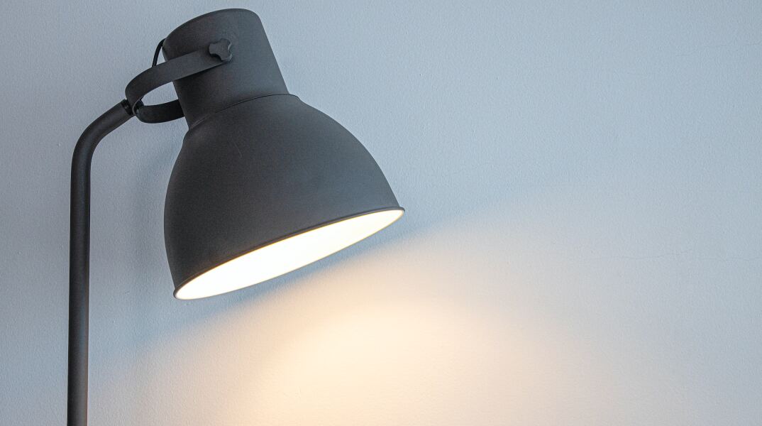 Λαμπατέρ με αναμμένη λάμπα