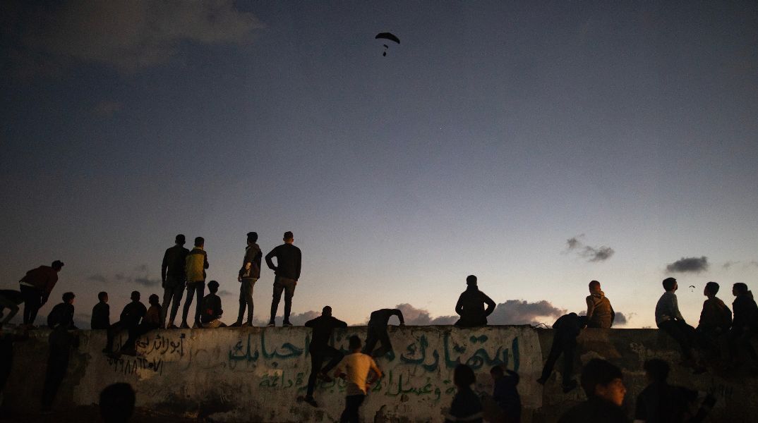 Γάζα: Για πρώτη φορά γαλλικό αεροσκάφος έριξε από αέρος ιατροφαρμακευτικό υλικό 