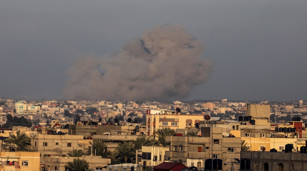 Καπνοί πάνω από τη Γάζα μετά από νέο χτύπημα