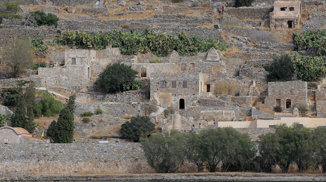 Το νησί της Σπιναλόγκας λειτούργησε επί πέντε δεκαετίες ως λεπροκομείο και ο Άγιος Βασίλης δεν επισκέφτηκε ποτέ τα παιδιά που βρέθηκαν εκεί