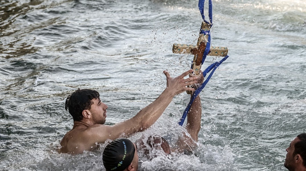 Η τελετή αγιασμού των υδάτων - Στιγμιότυπο από τη ρίψη του Σταυρού στη θάλασσα στο λιμάνι του Πειραιά