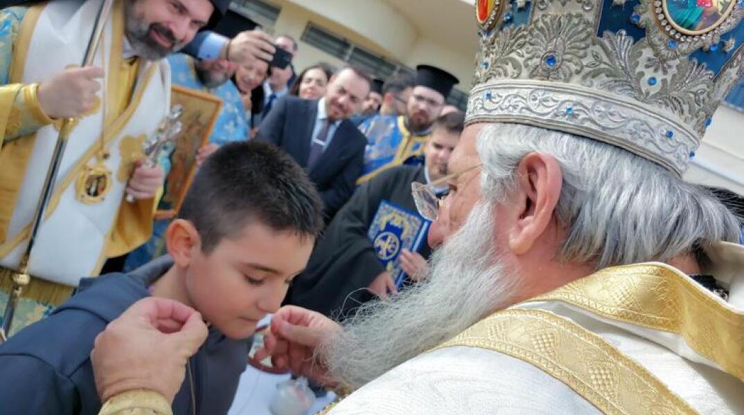 Το 8χρονο αγόρι βούτηξε και έπιασε τον Σταυρό στο Ηράκλειο της Κρήτης