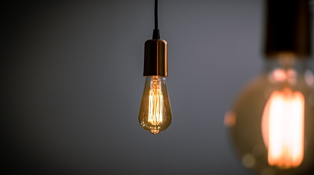 Αναμμένη λάμπα σε σκοτεινό σημείο