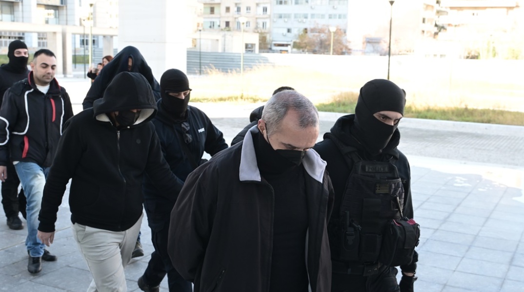 Ο Ηλίας Μίχος και οι υπόλοιποι κατηγορούμενοι οδηγήθηκαν σήμερα στο δικαστήριο εν μέσω έντασης και συνθημάτων