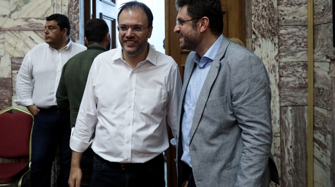 Θανάσης Θεοχαρόπουλος και Κώστας Ζαχαριάδης στη Βουλή