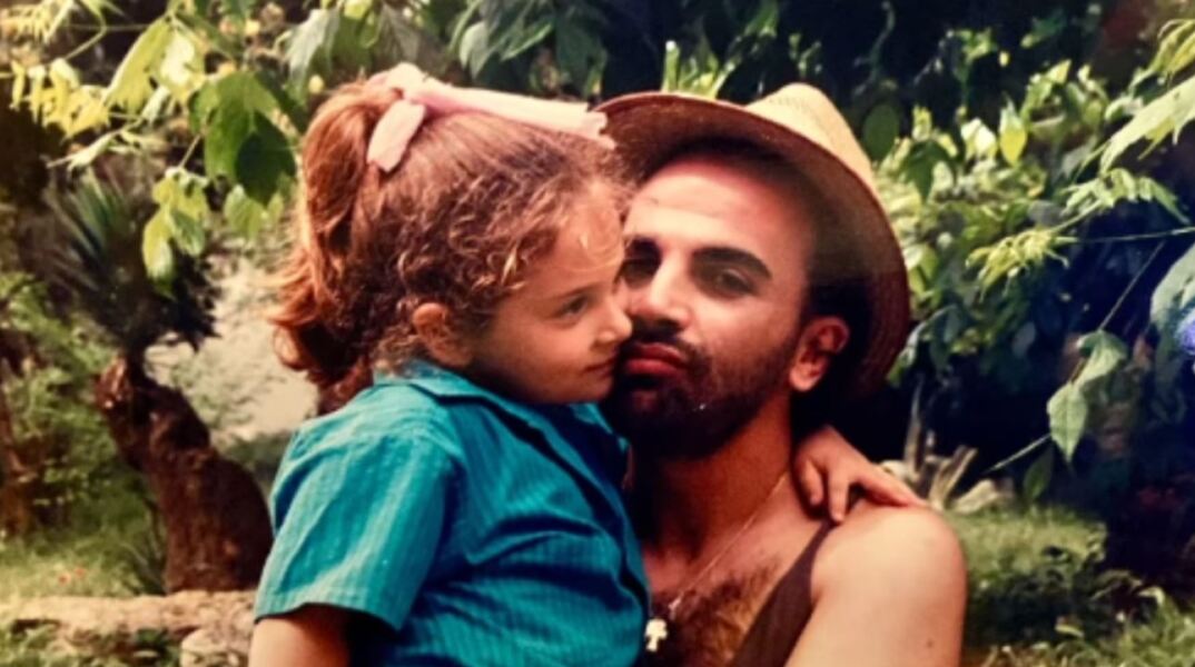 Η φωτογραφία της Ελεωνόρας Ζουγανέλη με τον πατέρα της από την παιδική της ηλικία